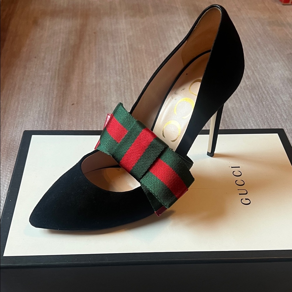 Gucci Nero Black Suede Pumps with Red and Green Bow